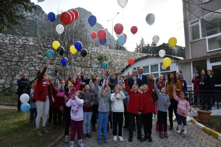 Depremzede çocuklara moral desteği