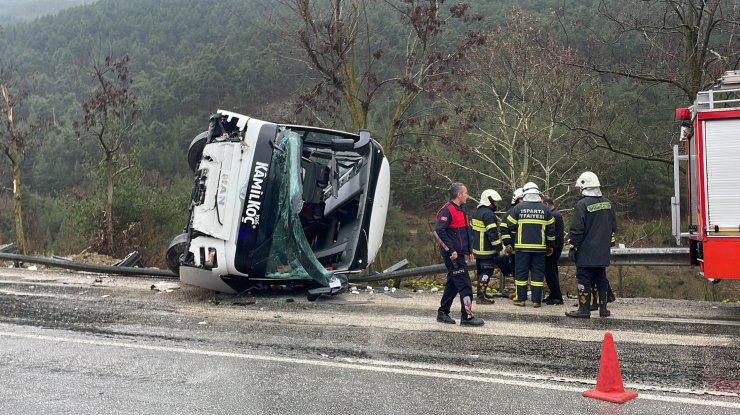 Isparta'da yolcu otobüsü devrildi: 8 yaralı