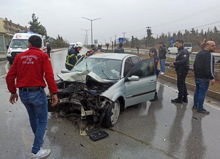 Aydınlatma direğine çarpan otomobilde 5 kişi yaralandı