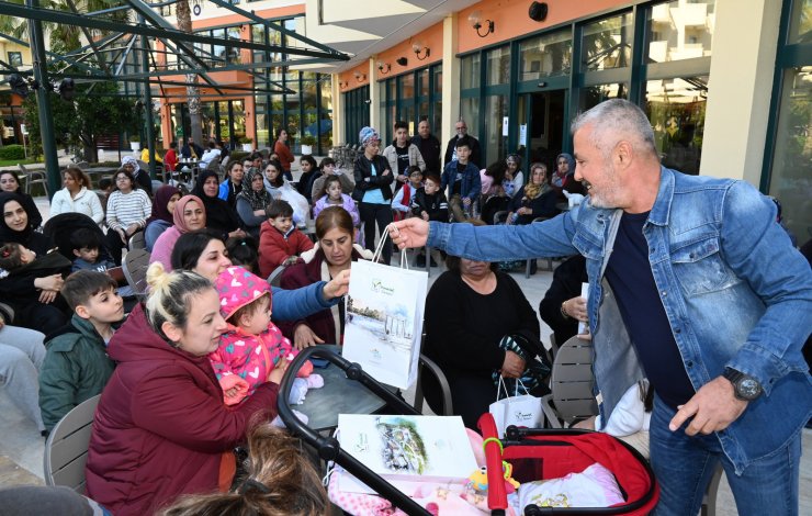 Başkan Sözen'den depremzede kadınlara 8 Mart kutlaması