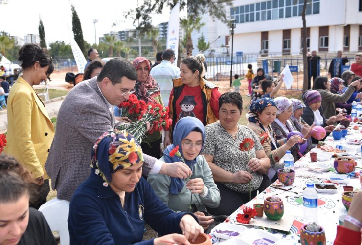 Tütüncü'den depremzede kadınlara '8 Mart' karanfili