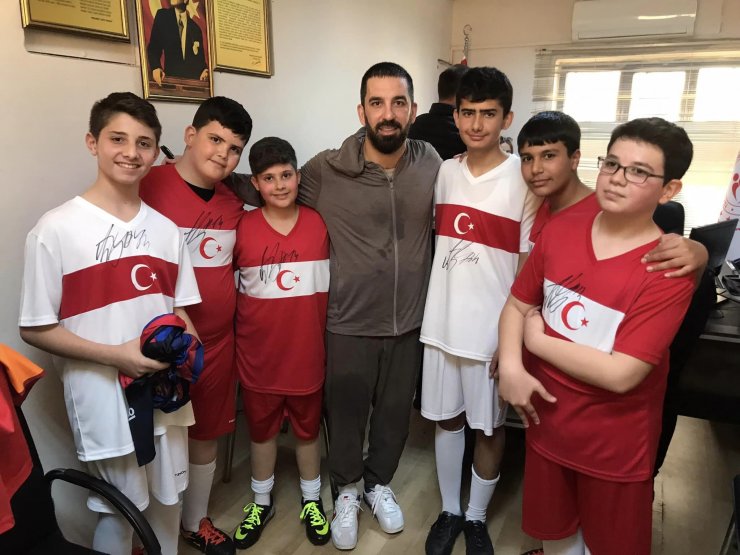 Arda Turan depremzedeler için sahalara döndü