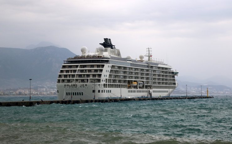 Lüks gemi Alanya'ya demir attı