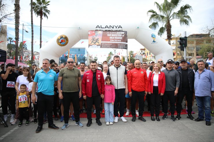 Alanya'da Atatürk Halk Koşusu ve Yarı Maratonu koşuldu