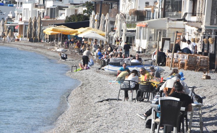 Bodrum'da sıcak havada denize girdiler