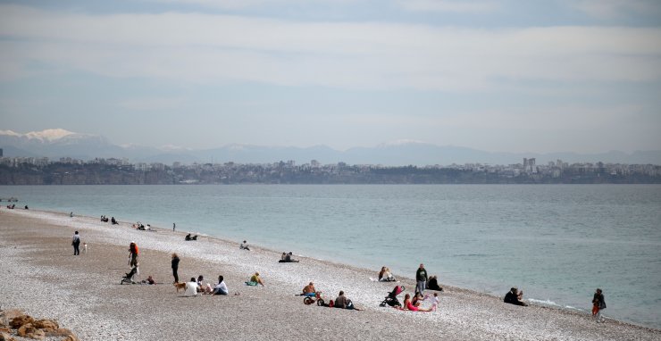 Antalya'da güneşli havayı görenler sahillere akın etti