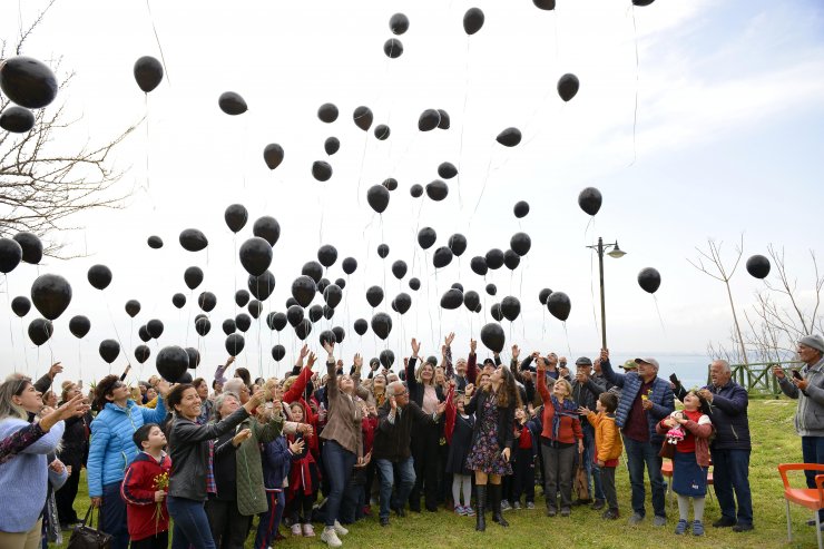 Depremde hayatını kaybedenler anısına siyah balon uçurdular