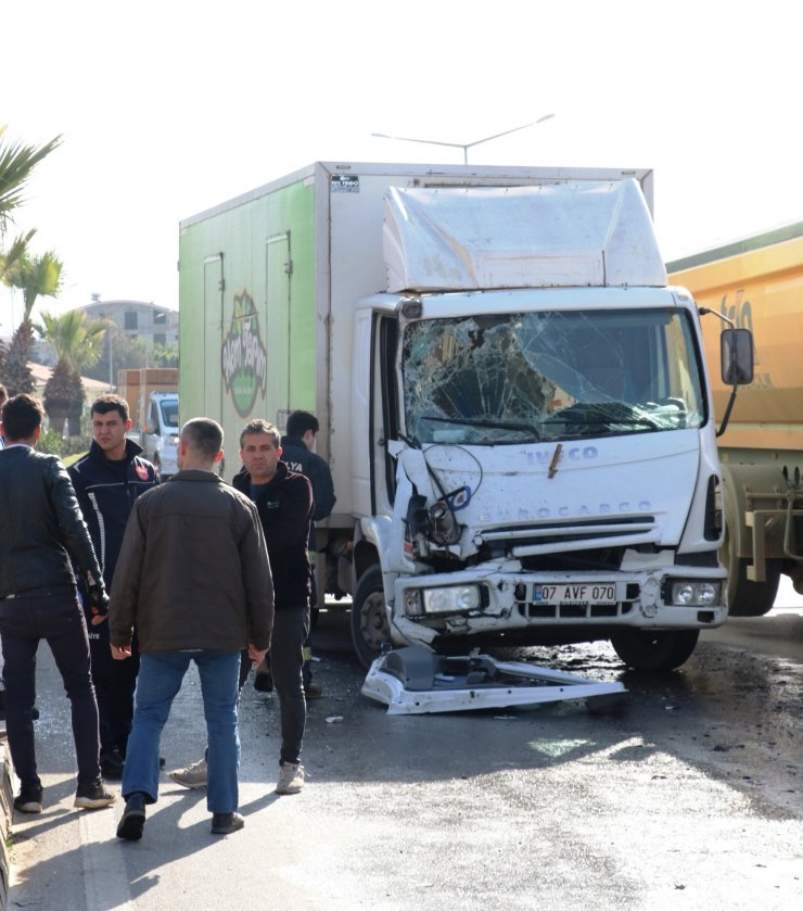 Kazada kamyonette sıkışan yaralı kurtarıldı