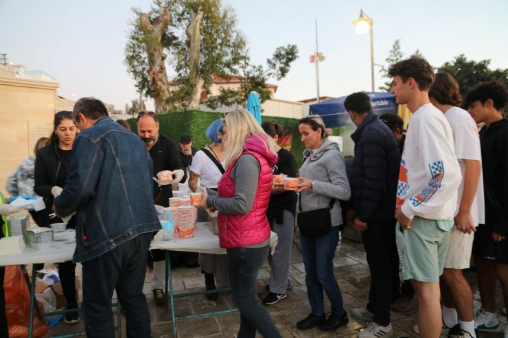 Yunanlı aşçılardan Kumbahçe'de iftar yemeği