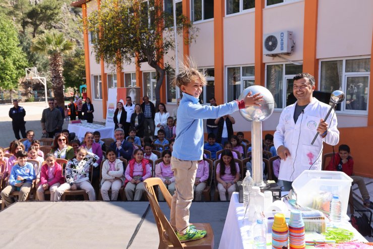 Marmaris'te çocuklar eğlenceli bilimle tanıştı