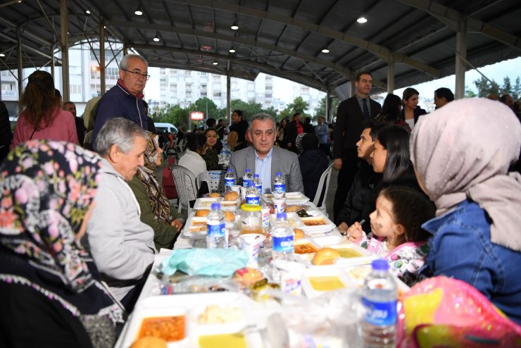 Konyaaltı'nda dayanışma ve hüzün aynı sofrada