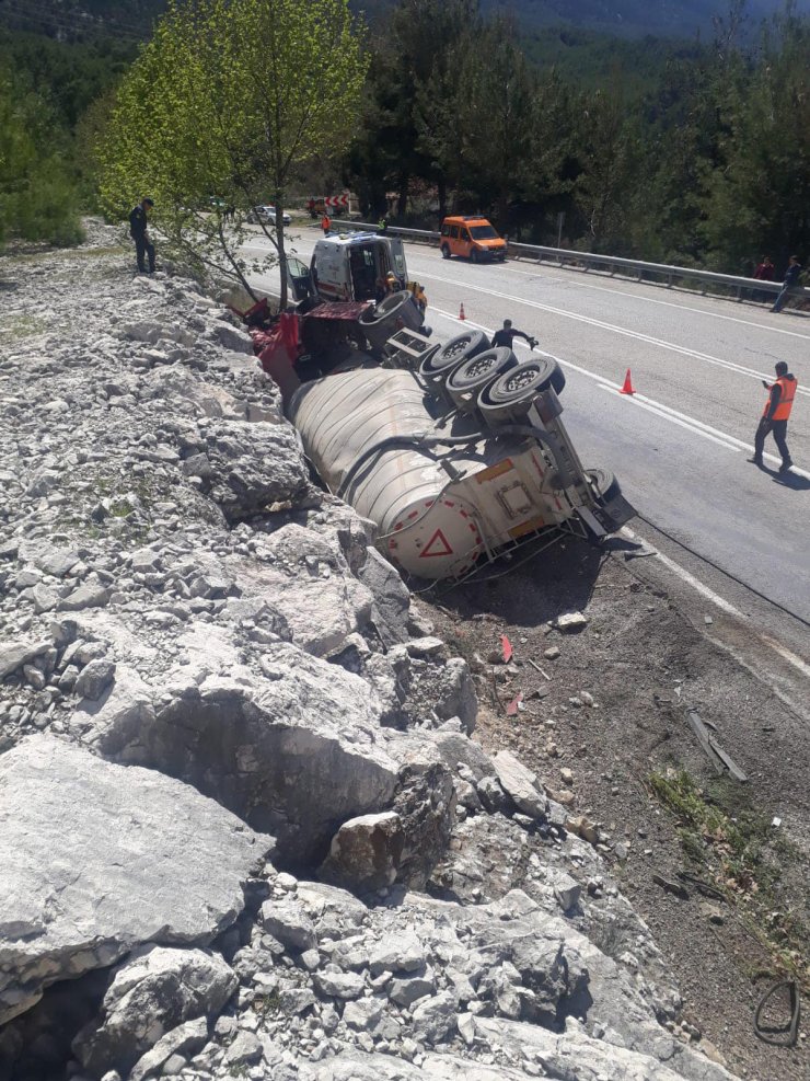 Tır devrildi, sürücü öldü