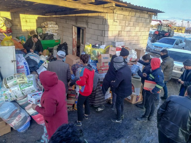 Gönüllülerin deprem bölgesine yardımları sürüyor