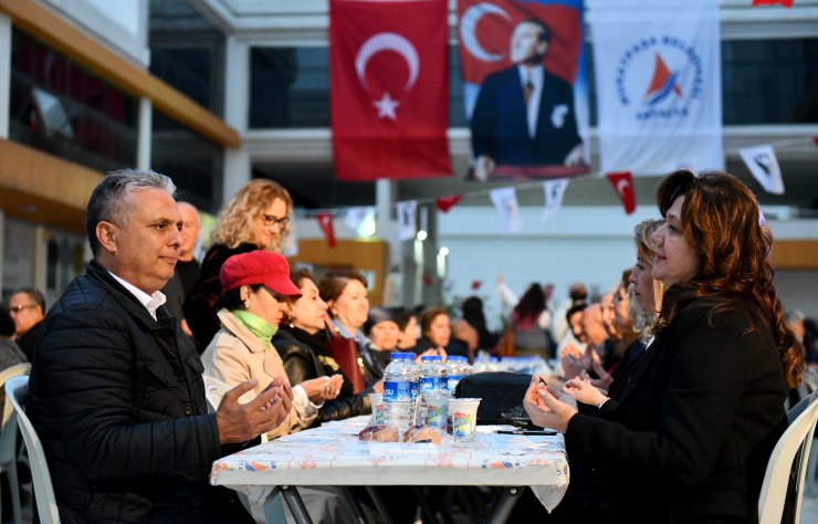 Başkan Uysal, 'Bir elimiz deprem bölgesinde'