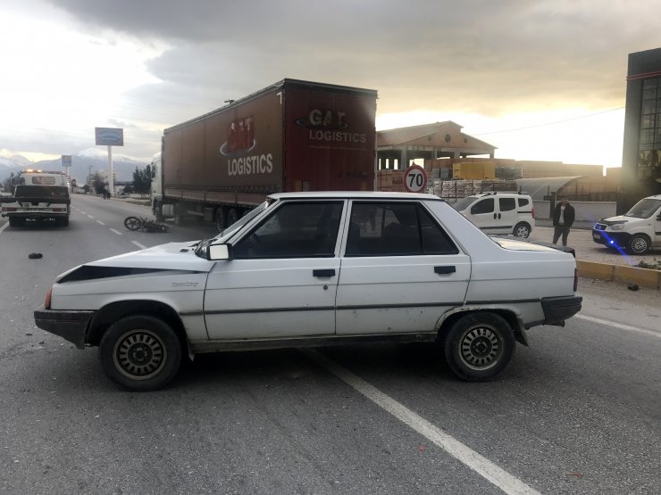 Otomobille motosiklet çarpıştı; baba öldü, oğlu ağır yaralı