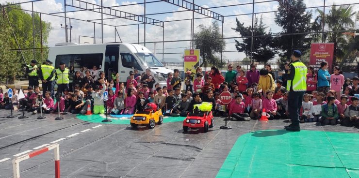 Aksu'da öğrencilere trafik eğitimi