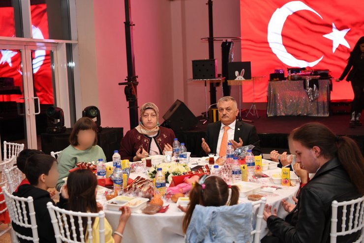 Vali Yazıcı, çocuklarla iftar yaptı