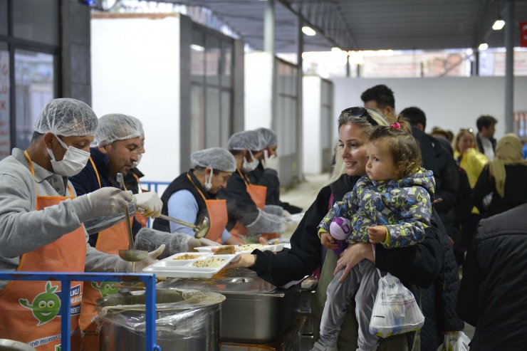 Muratpaşa'nın mahalle iftarları devam ediyor