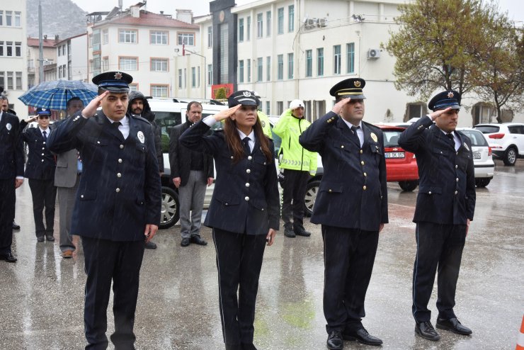 Sağanak altında Polis Haftası töreni