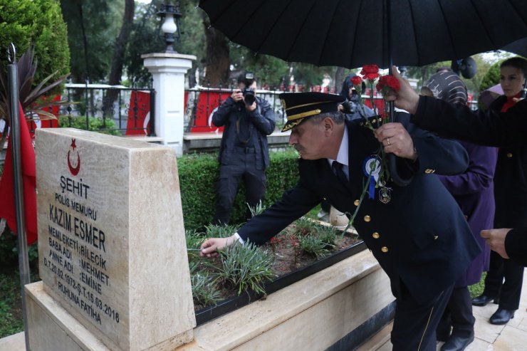 Şehit polislerin mezarına karanfil