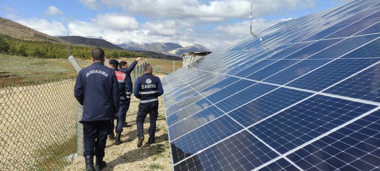 Güneş enerji panellerine ateş açıldı