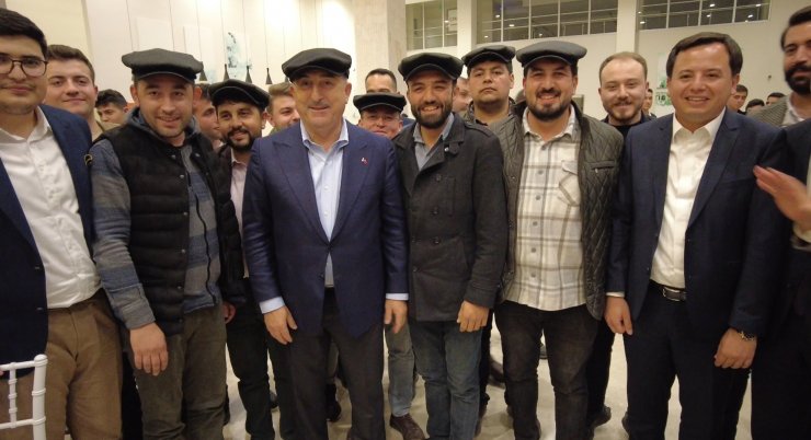 Bakan Çavuşoğlu, sahurda gençlerle buluştu