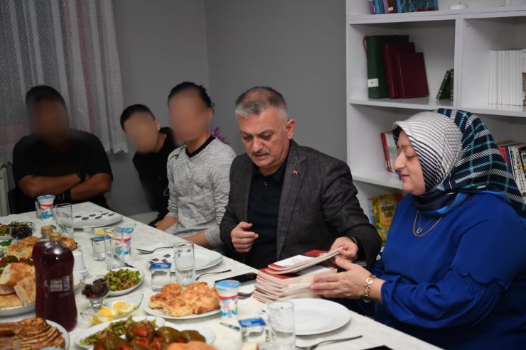 Vali, çocuklarla iftar yaptı