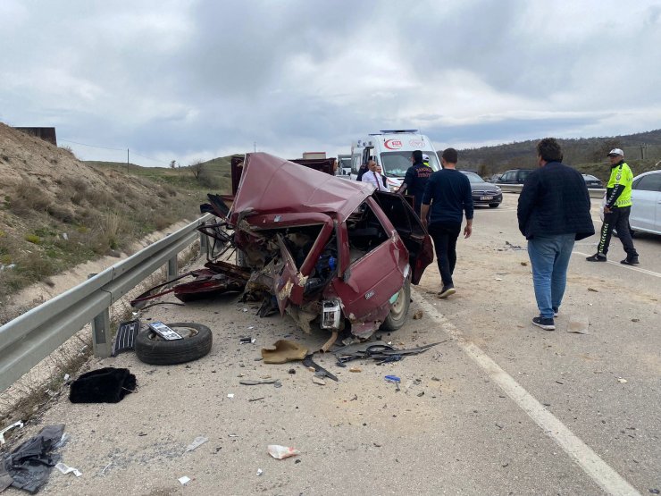 Afyonkarahisar'da otomobiller çarpıştı; 1 ölü, 7 yaralı