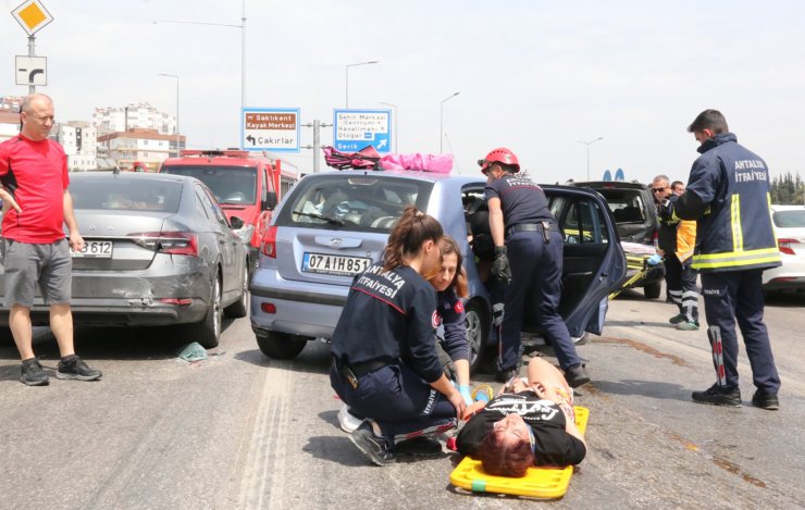 Antalya'da 4 aracın karıştığı zincirleme kaza: 7 yaralı