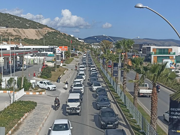 Muğla'da bayram hareketliliği başladı; uzun araç kuyrukları oluştu