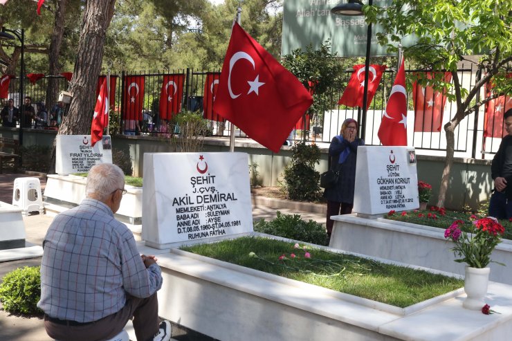 Şehitlikler ve mezarlıklarda bayram yoğunluğu