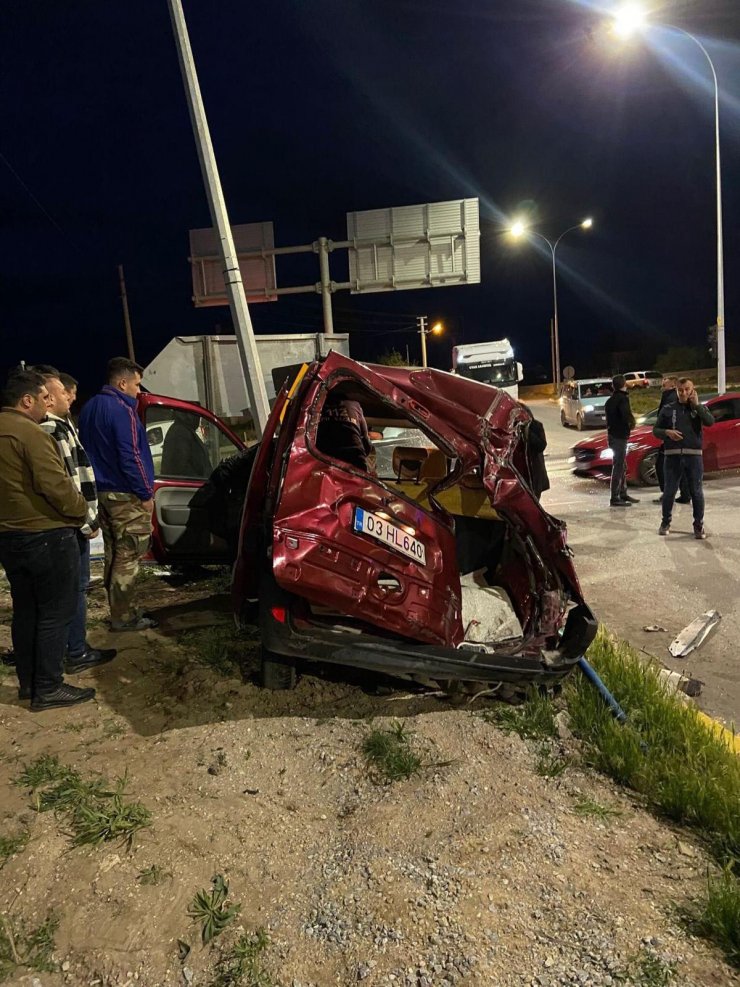 Afyonkarahisar'da 3 aracın karıştığı kazada 2 ölü