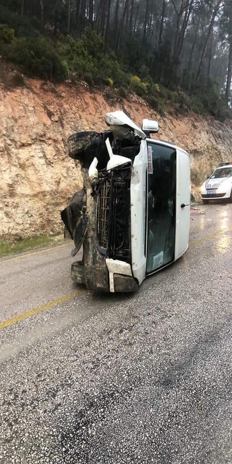 Muğla'da servis minibüsü devrildi: 8'i öğretmen 10 yaralı