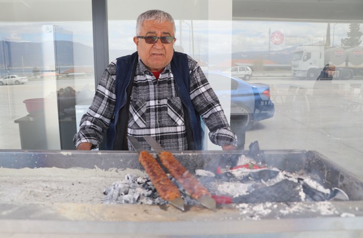 Depremde evi ve iş yeri yıkılan ciğer ustası, Burdur'da yeni hayata başladı