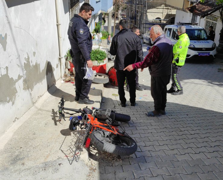 Elektrikli bisikletten düşüp yaralandı