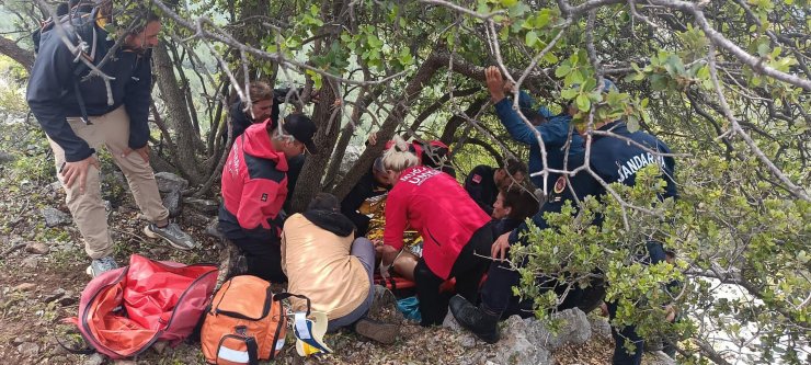 Ölüdeniz'de fırtına ve yağmur paraşütçüleri zorladı; 1'i ağaçta asılı kaldı (2)