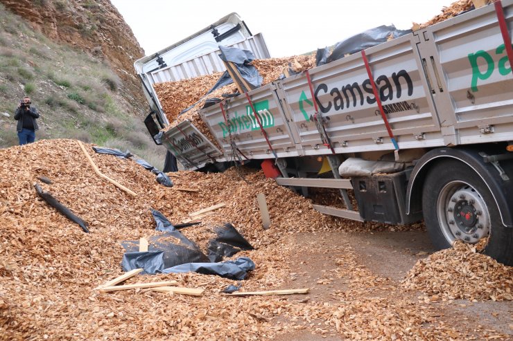TIR kazası yolu ulaşıma kapattı