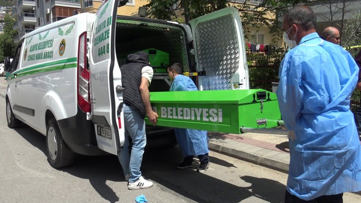 Elbise dolabında cansız bedeni bulunan kadının cinayet şüphelisi oğlu yakalandı