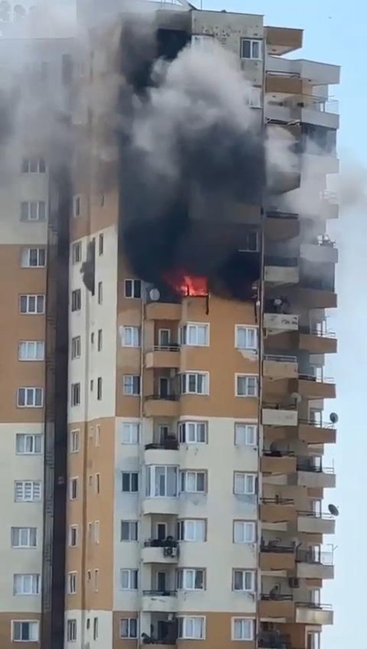 10'uncu katta çıkan yangında ev kullanılamaz hale geldi