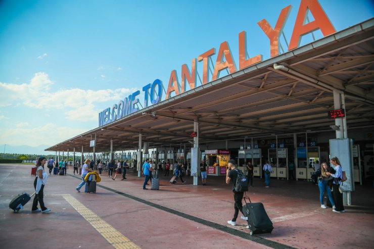 Antalya'ya hava yolu ile gelen turist sayısı 2 milyonu geçti