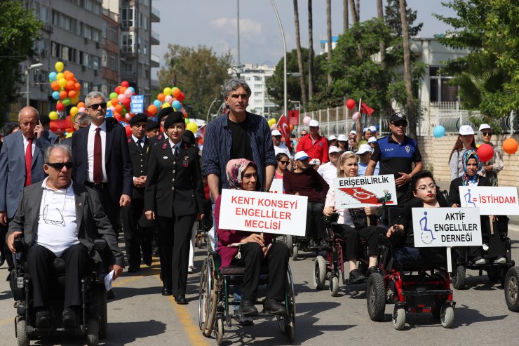 Antalya caddelerinde ENFEST coşkusu