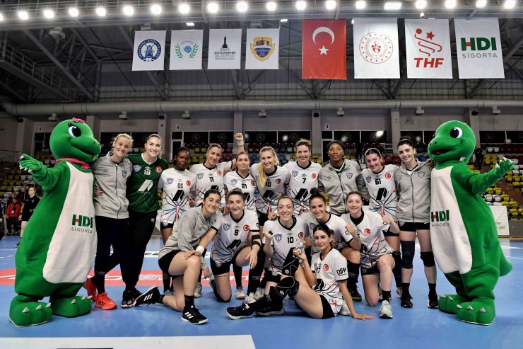 Avrupa şampiyonu Konyaaltı Belediye SK, Türkiye Kupası'nda yarı finale yükseldi