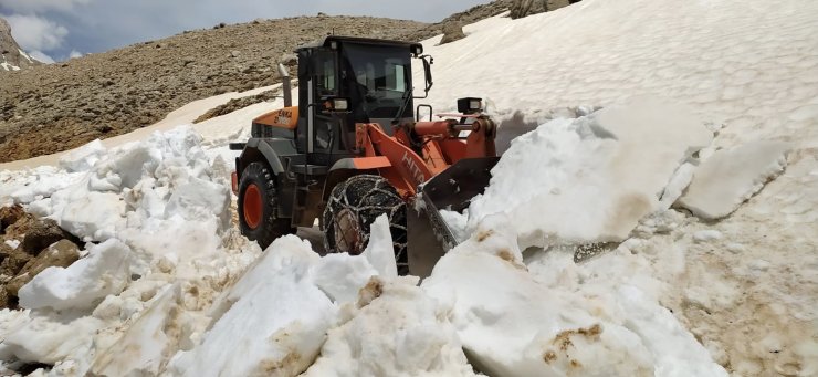 Gündoğmuş ve Akseki'de karla kaplı yollar açılıyor