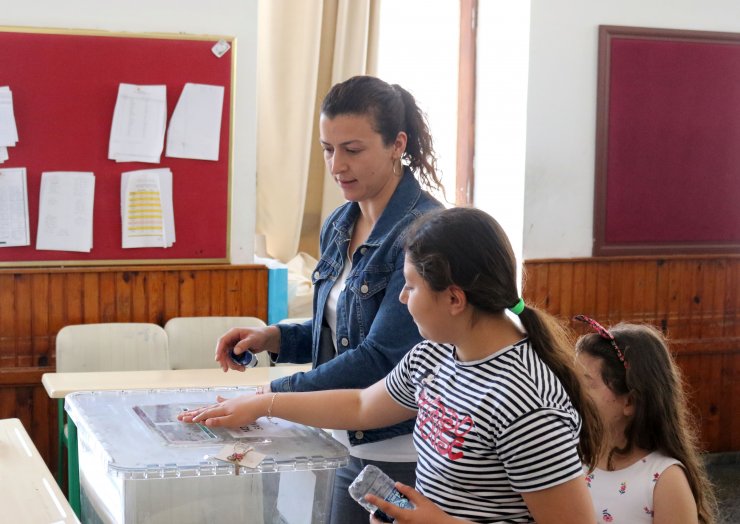 Geceleri 10 bin kişinin olduğu mahallede, 75 seçmen bulunuyor