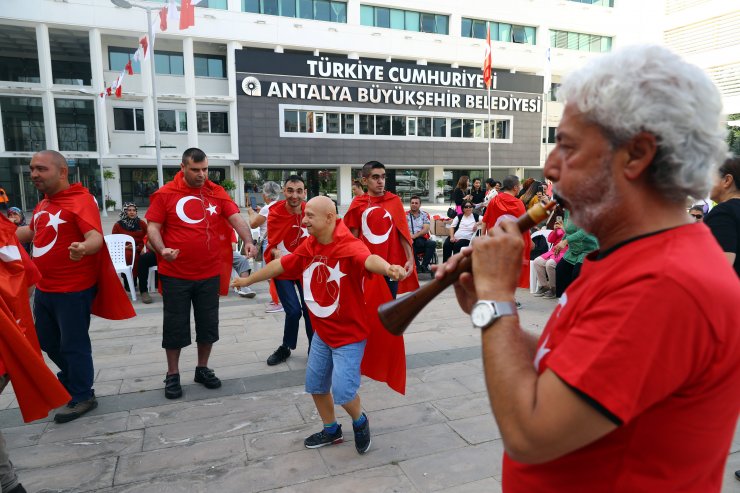 Büyükşehir'den özel gençlere davullu zurnalı asker uğurlaması