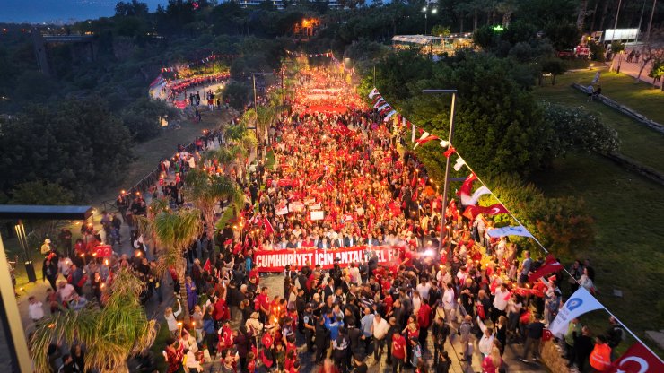 Antalya'da '19 Mayıs' coşkusu; binlerce kişiyle 'fener alayı' düzenlendi