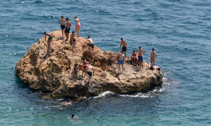 Antalya'da sahillerde bayram yoğunluğu