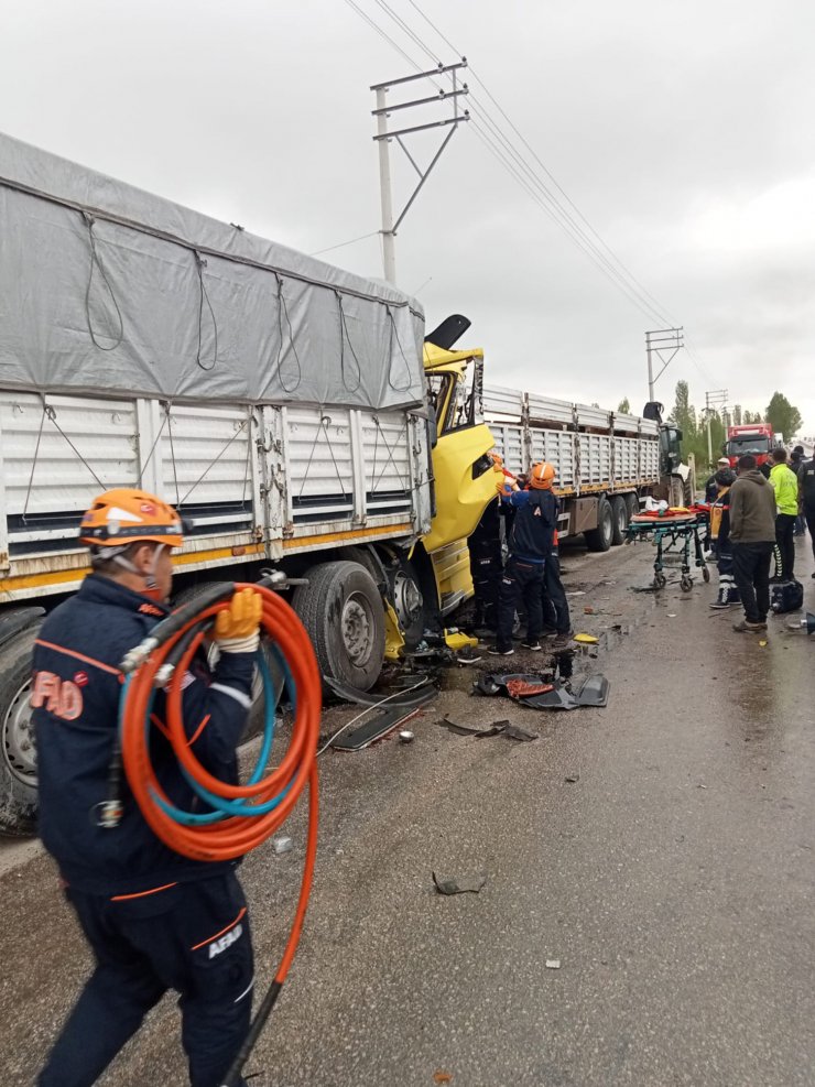 Tır park halindeki tırlara çarptı; 3 yaralı