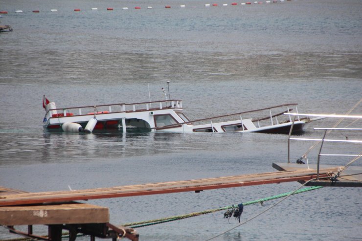 Bodrum'da su alan tekne battı