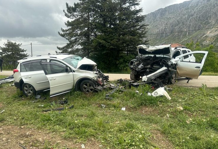 İki cip kafa kafaya çarpıştı; 1 ölü, 4 yaralı